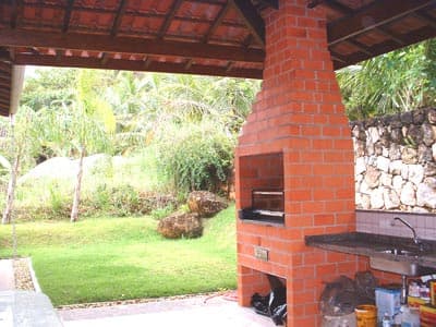 TERREA, 3 DORMITÓRIOS, SALA DE TV, MEZANINO, LAVABO ,(2 sts), c/Ar Condic., CHURRASQ, 550M DA PRAIA