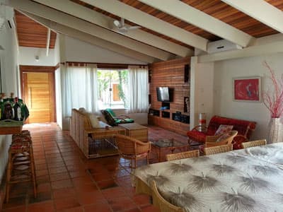 ÓTIMA CASA C/ 4 DORMS, AR CONDIC., PISCINA, CHURRASQ., DIVERSOS AMBS DE ESTAR, DIÁRIAS A PARTIR DE R$1.800