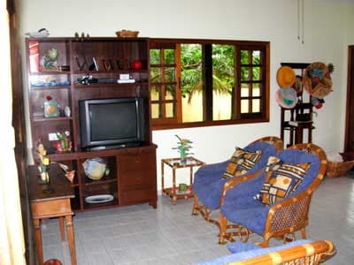 TÉRREA 450M DA PRAIA , CHURRASQ., GRAMADO, 3 DORMS (STE) AR COND. + 2 WC, 8 PESS  -  DIÁRIAS