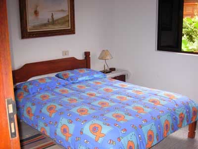 TÉRREA 450M DA PRAIA , CHURRASQ., GRAMADO, 3 DORMS (STE) AR COND. + 2 WC, 8 PESS  -  DIÁRIAS