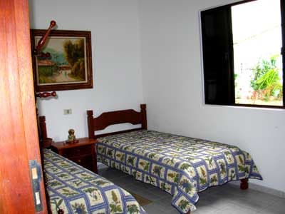 TÉRREA 450M DA PRAIA , CHURRASQ., GRAMADO, 3 DORMS (STE) AR COND. + 2 WC, 8 PESS  -  DIÁRIAS