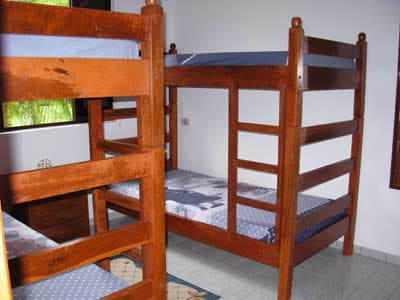 TÉRREA 450M DA PRAIA , CHURRASQ., GRAMADO, 3 DORMS (STE) AR COND. + 2 WC, 8 PESS  -  DIÁRIAS