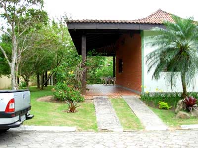 TÉRREA 450M DA PRAIA , CHURRASQ., GRAMADO, 3 DORMS (STE) AR COND. + 2 WC, 8 PESS  -  DIÁRIAS