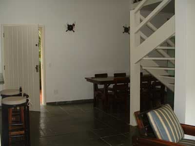 SOBRADOS 4 DORMS p/ 8 PESSOAS; PISCINA, VARANDA C/ CHURRASQUEIRA; 3 WCs; FERIADO 1º DE MAIO 3 DIAS