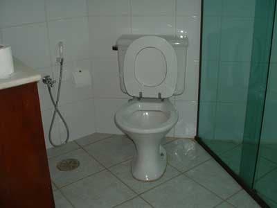 SOBRADOS 4 DORMS p/ 8 PESSOAS; PISCINA, VARANDA C/ CHURRASQUEIRA; 3 WCs; FERIADO 1º DE MAIO 3 DIAS