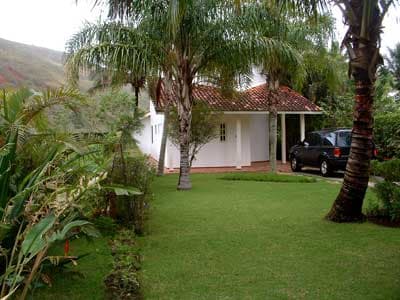 SOBRADOS 4 DORMS p/ 8 PESSOAS; PISCINA, VARANDA C/ CHURRASQUEIRA; 3 WCs; FERIADO 1º DE MAIO 3 DIAS