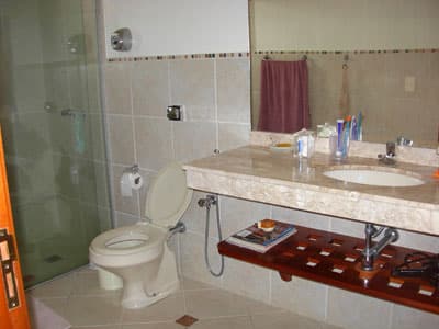 LINDA, DECORAÇÃO PRAIA, 5 DORMS (4 STS) AR CONDIC., 8 ADLTS+2 CRIANÇAS -SPA, CHURR, FERIADOS 1900; REVEILLON DIÁRIAS