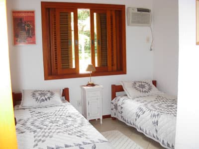 LINDA, DECORAÇÃO PRAIA, 5 DORMS (4 STS) AR CONDIC., 8 ADLTS+2 CRIANÇAS -SPA, CHURR, FERIADOS 1900; REVEILLON DIÁRIAS