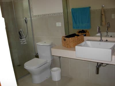 LINDA, DECORAÇÃO PRAIA, 5 DORMS (4 STS) AR CONDIC., 8 ADLTS+2 CRIANÇAS -SPA, CHURR, FERIADOS 1900; REVEILLON DIÁRIAS