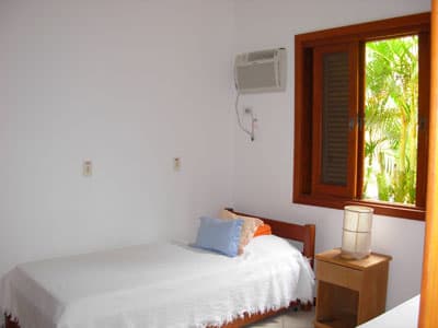 LINDA, DECORAÇÃO PRAIA, 5 DORMS (4 STS) AR CONDIC., 8 ADLTS+2 CRIANÇAS -SPA, CHURR, FERIADOS 1900; REVEILLON DIÁRIAS