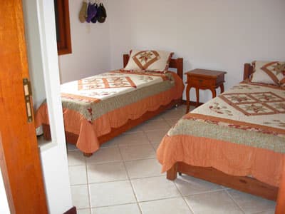 LINDA, DECORAÇÃO PRAIA, 5 DORMS (4 STS) AR CONDIC., 8 ADLTS+2 CRIANÇAS -SPA, CHURR, FERIADOS 1900; REVEILLON DIÁRIAS