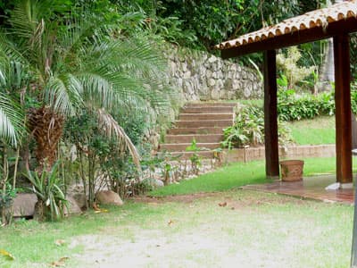 SOBRADO RUSTICO 4 DORMS (STE) e 2 WCs, a 600M DA PRAIA - ALUGUEL ANUAL - VALOR MENSAL, INCLUI CONDOM