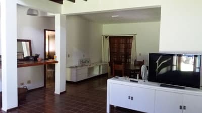 SOBRADO RUSTICO 4 DORMS (STE) e 2 WCs, a 600M DA PRAIA - ALUGUEL ANUAL - VALOR MENSAL, INCLUI CONDOM