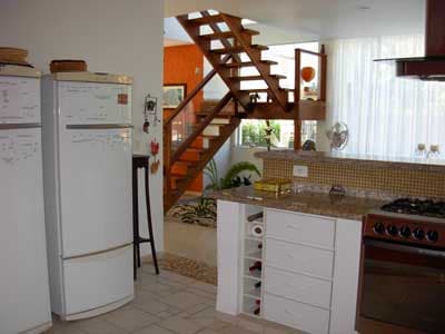 LINDO SOBRADO 4 DORMS (2SS) PISC., CHURR., 400m DA PRAIA