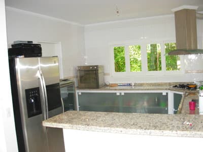 AMPLO SOBRADO c/ PISCINA, 4 STS, LAVABO, ATÉ 15 PESSOAS, A 1.100m DA PRAIA - REVEILLON 2025