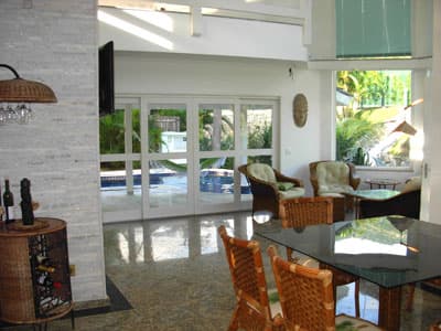 AMPLO SOBRADO c/ PISCINA, 4 STS, LAVABO, ATÉ 15 PESSOAS, A 1.100m DA PRAIA - REVEILLON 2025