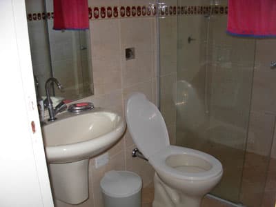 AMPLO SOBRADO c/ PISCINA, 4 STS, LAVABO, ATÉ 15 PESSOAS, A 1.100m DA PRAIA - REVEILLON 2025