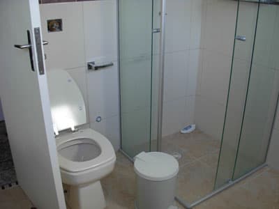 AMPLO SOBRADO c/ PISCINA, 4 STS, LAVABO, ATÉ 15 PESSOAS, A 1.100m DA PRAIA - REVEILLON 2025