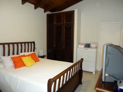 SOBRADO 5 DORMS c/AC (4 STS ), PISCINA, EDICULA c/ CHURR. SUPER BEM EQUIPADA p/13 pess; CARNAVAL 5 DIAS