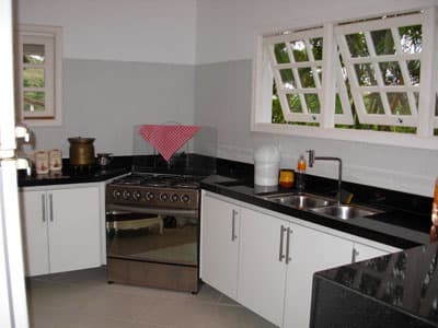 PISCINA, CHURRASQ, FORNO A LENHA, 5 DORMS (3 STS) AR CONDIC.;  ATÉ 8 PESS. CARNAVAL R$15.000/9 DIAS