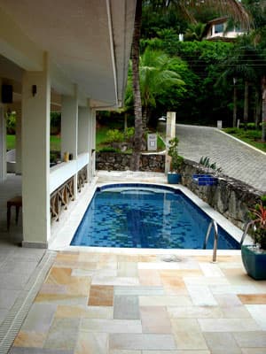 PISCINA, CHURRASQ, FORNO A LENHA, 5 DORMS (3 STS) AR CONDIC.;  ATÉ 8 PESS. CARNAVAL R$15.000/9 DIAS