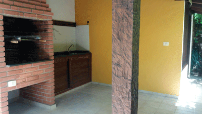 CHARMOSA 3 SUITES c/AR COND., EDICULA c/CHURRASQ. A 100m DA PISCIN E 900M DA PRAIA