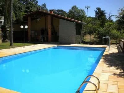 LINDA CHÁCARA C/ PISCINA, CHURR., F. PIZZA, FOGÃO CAIPIRA, QUADRA GRAMADA, 3 DORMS (2 STS), 4.428M² A.T.