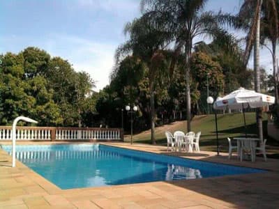 LINDA CHÁCARA C/ PISCINA, CHURR., F. PIZZA, FOGÃO CAIPIRA, QUADRA GRAMADA, 3 DORMS (2 STS), 4.428M² A.T.