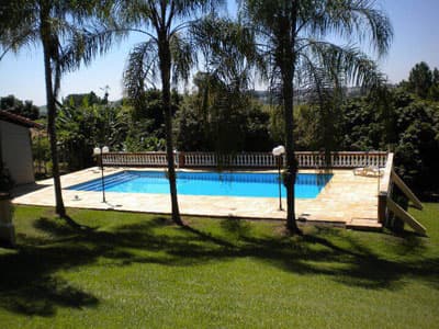 LINDA CHÁCARA C/ PISCINA, CHURR., F. PIZZA, FOGÃO CAIPIRA, QUADRA GRAMADA, 3 DORMS (2 STS), 4.428M² A.T.