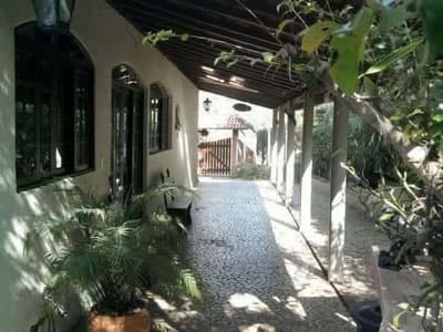 LINDA CHÁCARA C/ PISCINA, CHURR., F. PIZZA, FOGÃO CAIPIRA, QUADRA GRAMADA, 3 DORMS (2 STS), 4.428M² A.T.