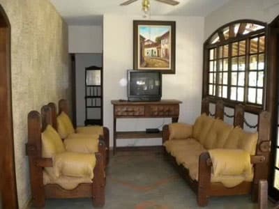 LINDA CHÁCARA C/ PISCINA, CHURR., F. PIZZA, FOGÃO CAIPIRA, QUADRA GRAMADA, 3 DORMS (2 STS), 4.428M² A.T.