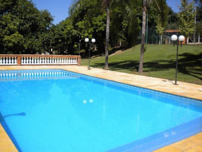 LINDA CHÁCARA C/ PISCINA, CHURR., F. PIZZA, FOGÃO CAIPIRA, QUADRA GRAMADA, 3 DORMS (2 STS), 4.428M² A.T.